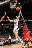 Chicago Bulls v San Antonio Spurs: Manu Ginobili and Luol Deng Photographie par D. Clarke Evans