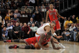 Chicago Bulls v Cleveland Cavaliers: Luol Deng and Anthony Parker Fotografisk tryk af David Liam Kyle Chicago Bulls v Cleveland Cavaliers: Luol Deng and Anthony Parker Fotografisk tryk af David Liam Kyle
