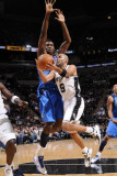 Dallas Mavericks v San Antonio Spurs: Tony Parker and Ian Mahinmi Photographie par D. Clarke Evans
