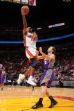 Phoenix Suns v Miami Heat: Jerry Stackhouse and Goran Dragic Fotografisk tryk af Andrew Bernstein