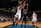 San Antonio Spurs v Minnesota Timberwolves: Antonio McDyess, Kevin Love and Tim Duncan Lámina fotográfica por David Sherman San Antonio Spurs v Minnesota Timberwolves: Antonio McDyess, Kevin Love and Tim Duncan Lámina fotográfica por David Sherman