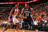 Memphis Grizzlies v Phoenix Suns: Rudy Gay and Channing Frye Photographic Print by Barry Gossage