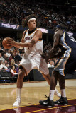 Memphis Grizzlies v Cleveland Cavaliers: Anderson Varejao and Zach Randolph Photographie par David Liam Kyle