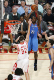 Oklahoma City Thunder v Houston Rockets: Jeff Green and Brad Miller Photographie par Bill Baptist