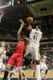 Toronto Raptors v Indiana Pacers: Linas Kleiza and James Posey Fotografisk tryk af Ron Hoskins