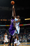 Sacramento Kings v New Orleans Hornets: Emeka Okafor and Samuel Dalembert Photographie par Chris Graythen