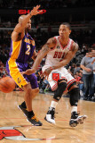 Los Angeles Lakers v Chicago Bulls: Derrick Rose and Derek Fisher Fotografisk trykk av Andrew Bernstein Los Angeles Lakers v Chicago Bulls: Derrick Rose and Derek Fisher Fotografisk trykk av Andrew Bernstein