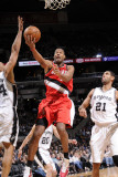 Portland Trail Blazers v San Antonio Spurs: Marcus Camby, Tim Duncan and Richard Jefferson Photographie par D. Clarke Evans