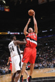 Portland Trail Blazers v San Antonio Spurs: Joel Przybilla and Antonio McDyess Fotografisk tryk af D. Clarke Evans