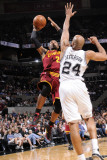 Cleveland Cavaliers  v San Antonio Spurs: Mo Williams and Richard Jefferson Photographie par D. Clarke Evans