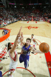 Sacramento Kings v Houston Rockets: Beno Udrih and Luis Scola Fotografisk trykk av Bill Baptist Sacramento Kings v Houston Rockets: Beno Udrih and Luis Scola Fotografisk trykk av Bill Baptist