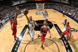 Portland Trail Blazers v San Antonio Spurs: Tony Parker, Marcus Camby and Brandon Roy Photographie par D. Clarke Evans