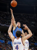 Dallas Mavericks v Oklahoma City Thunder: Jose Barea and Nick Collison Lámina fotográfica por Layne Murdoch