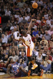 Charlotte Bobcats v Miami Heat: Dwyane Wade and Gerald Wallace Photographie par Mike Ehrmann