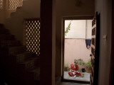 A Woman Prepares to Decorate for Diwali Photographie par Jodi Cobb