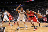 Portland Trail Blazers v San Antonio Spurs: Andre Miller and George Hill Photographie par D. Clarke Evans