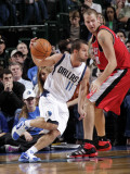 Portland Trail Blazers v Dallas Mavericks: Jose Juan Barea and Joel Pryzbilla Fotografisk tryk af Glenn James