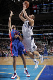 Detroit Pistons v Dallas Mavericks: Dirk Nowitzki and Tayshaun Prince Fotografisk tryk af Glenn James