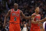 Chicago Bulls v Phoenix Suns: Luol Deng and Derrick Rose Photographic Print by Christian Petersen