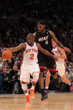 Miami Heat v New York Knicks: Raymond Felton and LeBron James Fotografisk trykk av Al Bello