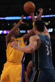 Washington Wizards v Los Angeles Lakers: Kobe Bryant and Yi Jianlian Lámina fotográfica por Jeff Washington Wizards v Los Angeles Lakers: Kobe Bryant and Yi Jianlian Lámina fotográfica por Jeff