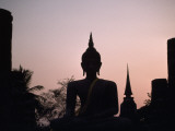 A Silhouette of a Buddha Statue at Sunset Photographie par Jodi Cobb
