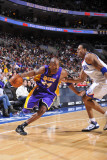 Los Angeles Lakers v Philadelphia 76ers: Kobe Bryant and Andre Iguodala Lámina fotográfica por David Dow Los Angeles Lakers v Philadelphia 76ers: Kobe Bryant and Andre Iguodala Lámina fotográfica por David Dow
