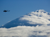 Tourists Fly over a Cloud-Covered Peak in Kronotsky Nature Reserve Lámina fotográfica por Michael Melford Tourists Fly over a Cloud-Covered Peak in Kronotsky Nature Reserve Lámina fotográfica por Michael Melford