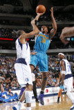 New Orleans Hornets v Dallas Mavericks: David West and Shawn Marion Fotografie-Druck von Layne Murdoch