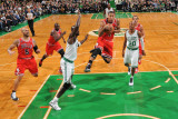Chicago Bulls v Boston Celtics: Derrick Rose and Kevin Garnett Fotografisk trykk av Brian Babineau