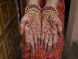 A Henna Tattoo Is Painted on Hands in Celebration of Diwali Photographie par Jodi Cobb