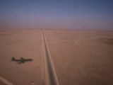The Shadow of an Aircraft over the Saudi Desert Photographie par Jodi Cobb