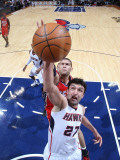 New Jersey Nets v Atlanta Hawks: Zaza Pachulia and Brook Lopez Photographie par Scott Cunningham