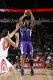 Sacramento Kings v Houston Rockets: Carl Landry and Luis Scola Fotografisk trykk av Bill Baptist Sacramento Kings v Houston Rockets: Carl Landry and Luis Scola Fotografisk trykk av Bill Baptist