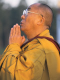 The Dalai Lama Prays During a Ceremony Photographie par Alison Wright