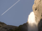 A Jet Contrail Bisects the Sky at the Top of Yosemite Falls Lámina fotográfica por Phil Schermeister