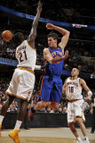 New York Knicks v Cleveland Cavaliers: Danilo Gallinari and J.J. Hickson Photographie par David Liam Kyle