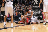 Portland Trail Blazers v San Antonio Spurs: Tim Duncan and Joel Przybilla Fotografisk tryk af D. Clarke Evans