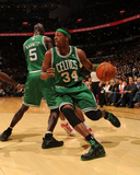 Boston Celtics v Toronto Raptors: Paul Pierce and Kevin Garnett Fotografisk tryk af Ron Turenne Boston Celtics v Toronto Raptors: Paul Pierce and Kevin Garnett Fotografisk tryk af Ron Turenne