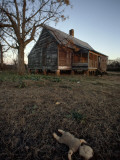 A Doll Lies Face Downward Near an Abandoned House Photographie par Jodi Cobb