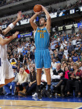 New Orleans Hornets v Dallas Mavericks: Peja Stojakovic and Jason Kidd Fotografisk tryk af Layne Murdoch