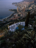 A Swimming Pool Above Monaco and its Harbor Photographie par Jodi Cobb