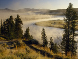 Veiled in Morning Mist, the Yellowstone River Winds Through Hayden Valley Fotografie-Druck von Raymond Gehman
