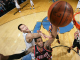 Portland Trail Blazers v Washington Wizards: LaMarcus Aldridge and Yi Jianlian Lámina fotográfica por Ned Dishman Portland Trail Blazers v Washington Wizards: LaMarcus Aldridge and Yi Jianlian Lámina fotográfica por Ned Dishman