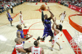 Sacramento Kings v Houston Rockets: Jason Thompson and Luis Scola Fotografisk trykk av Bill Baptist Sacramento Kings v Houston Rockets: Jason Thompson and Luis Scola Fotografisk trykk av Bill Baptist