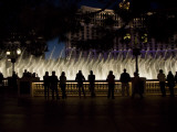 Tourists Watch a Lavish Display of Lights and Soaring Water Photographie par Jodi Cobb