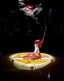 Los Angeles Lakers v Chicago Bulls: Benny the Bull Fotografisk trykk av Andrew Bernstein Los Angeles Lakers v Chicago Bulls: Benny the Bull Fotografisk trykk av Andrew Bernstein