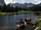 A Guide Leads a Pack String across the North Popo Agie River, Below Cirque of the Towers Peaks Lámina fotográfica por Raymond Gehman A Guide Leads a Pack String across the North Popo Agie River, Below Cirque of the Towers Peaks Lámina fotográfica por Raymond Gehman