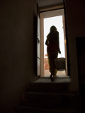 A Woman Hauls Government Supplied Water from the Ground Tank Photographie par Jodi Cobb