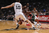 Milwaukee Bucks v San Antonio Spurs: Earl Boykins and Matt Bonner Photographic Print by D. Clarke Evans